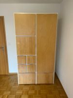 Stabiler Kleiderschrank mit viel Platz
