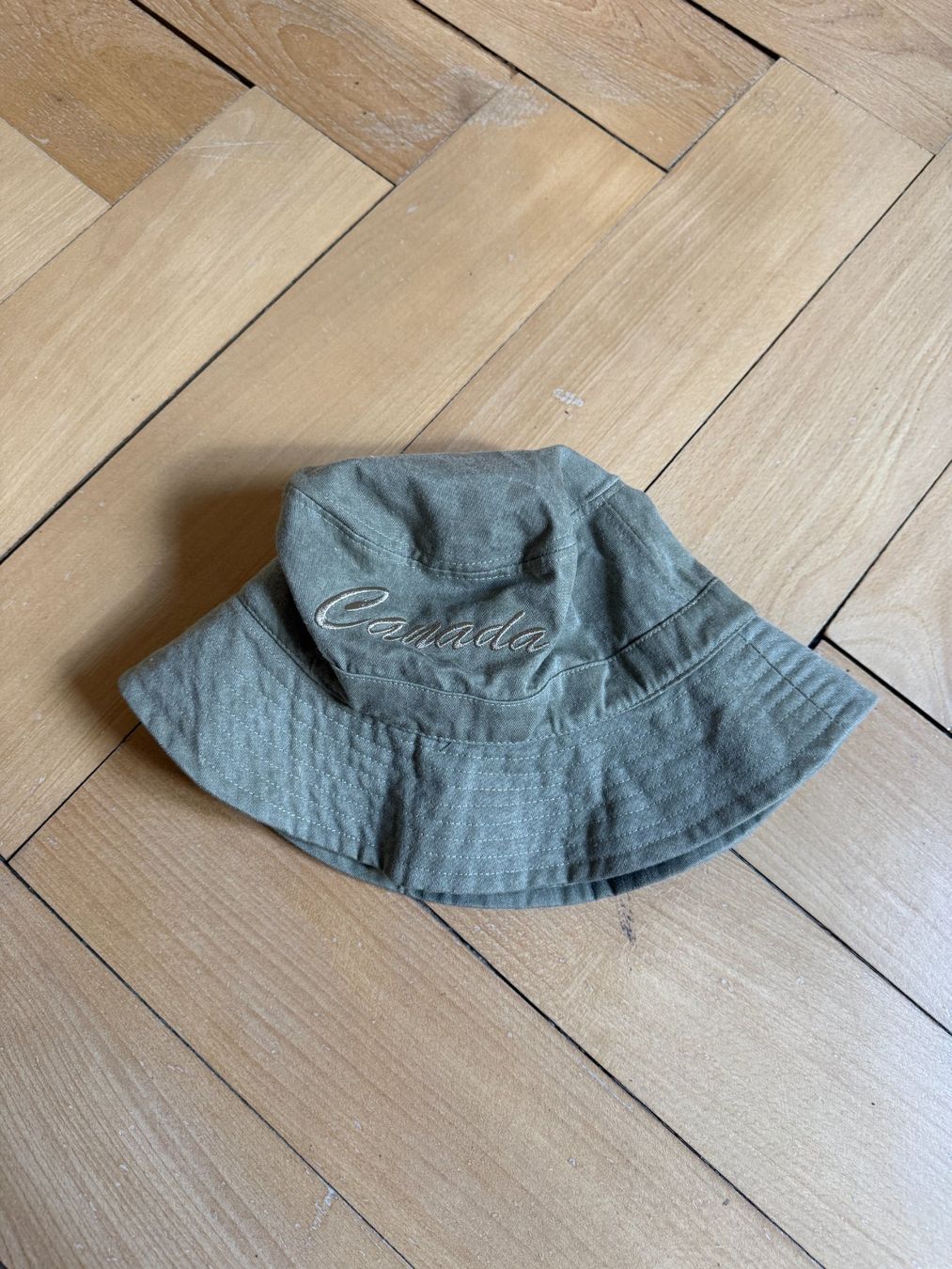Hüte, Mützen & Caps: Canada Bucket Hat khakifarben – Gebraucht aus Zürich von Diazaio