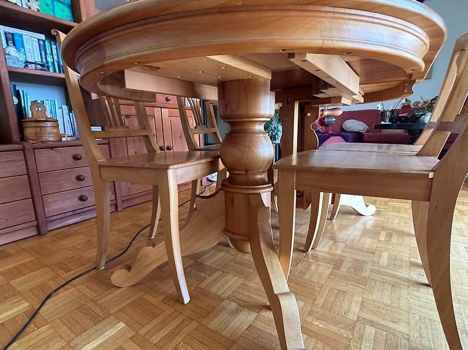Set de table et chaises: Table ronde fribourgeoise – D'occasion à Orbe par fred.fragniere 1