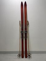Ski (Nr. 42), Holzski von ca. 1950 mit Stöcken