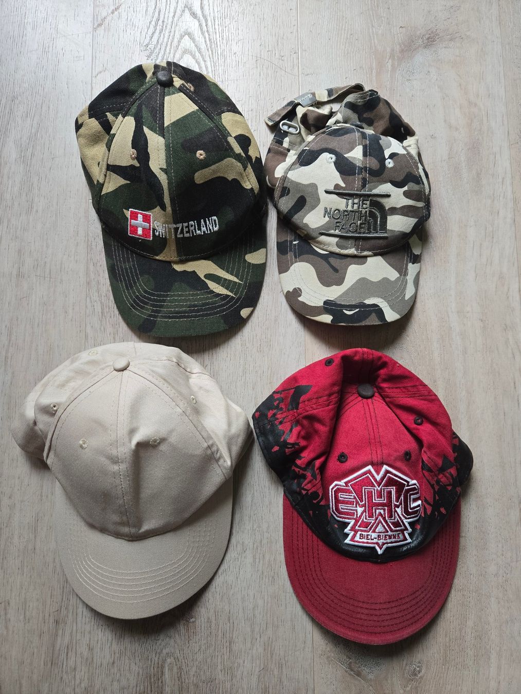 Altro abbigliamento per bambino: 5 Stück Caps, Grösse 54 – Usato da Delémont venduto da mvl_l76c