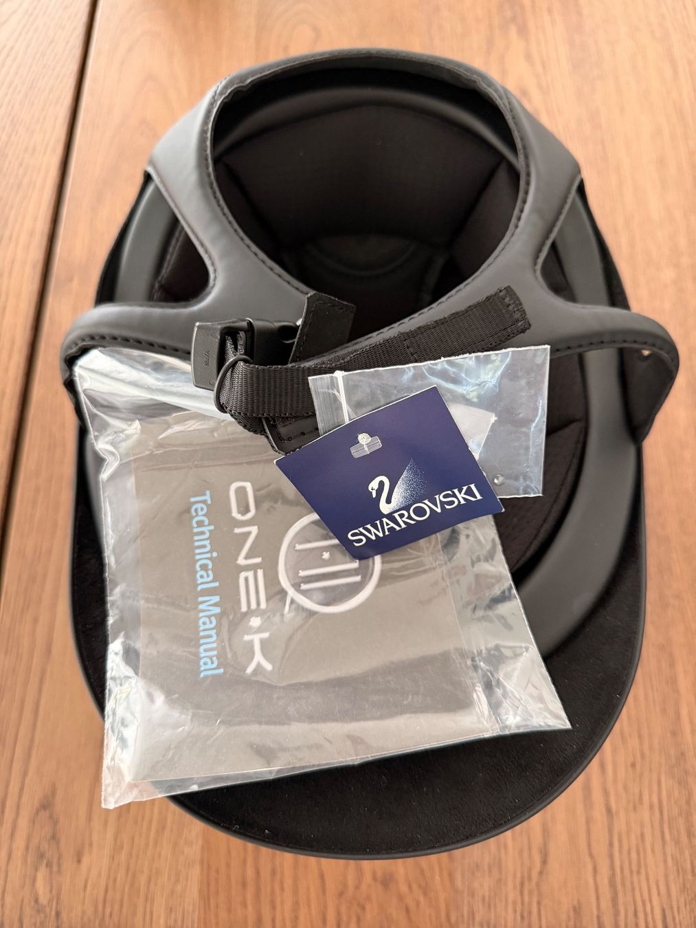 Caschi: OneK Defender Pro Reithelm - neu – Nuovo e nell'imballaggio originale da Au ZH venduto da Dolichotis 4