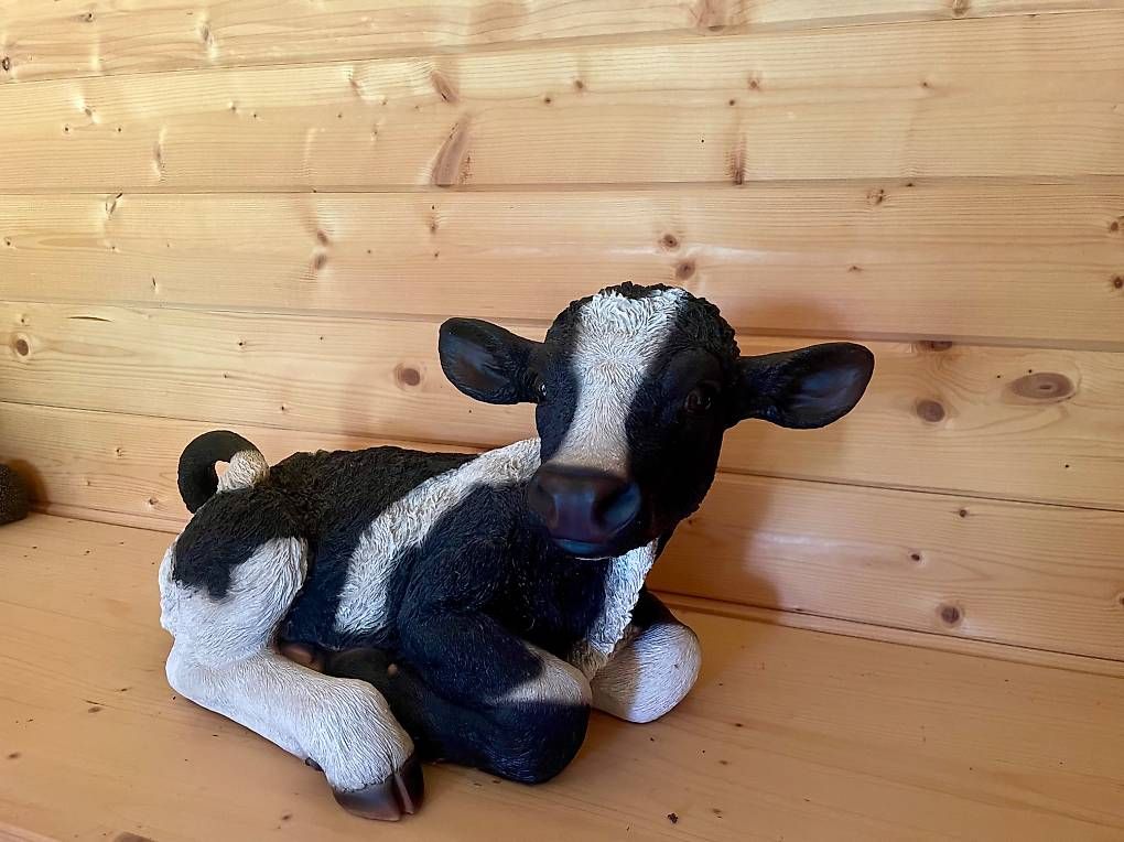 Figurines: Statue vache noir et blanche assise – D'occasion à Mayens-de-Chamoson par oce_h5ct 1