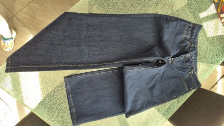 Jeans con chiusura storta