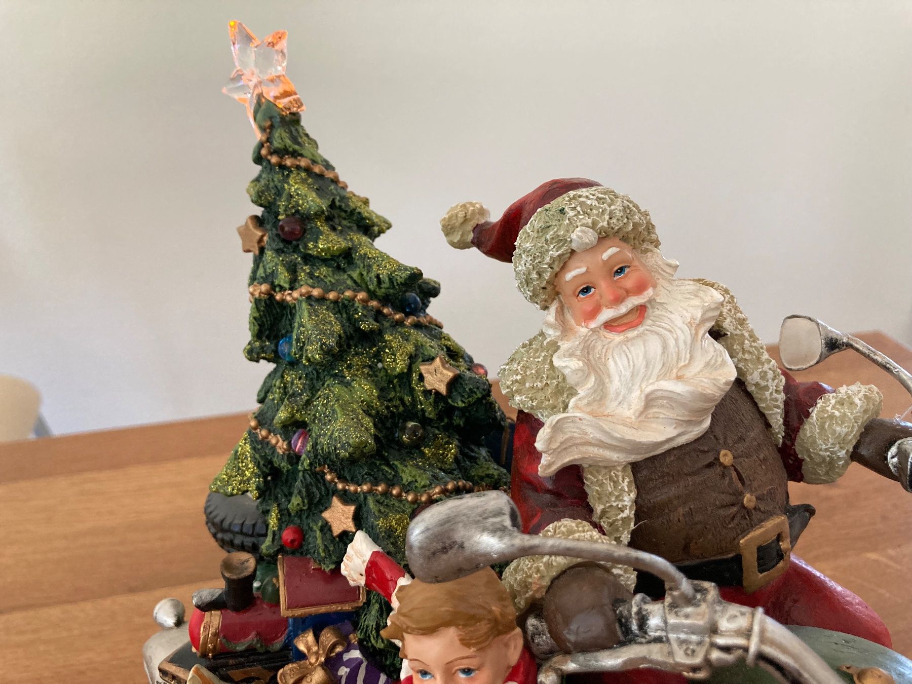 Spieldosen: Musikdose Weihnachtsmann auf Motorrad mit Baum – Gebraucht aus Mönchaltorf von Tschibi 4