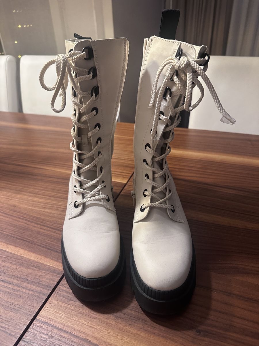 Bench Scarpe da donna: Bench Stiefel weiss Gr. 38 wie neu – Nuovo (secondo la descrizione) da Kriens venduto da Pilatu 1
