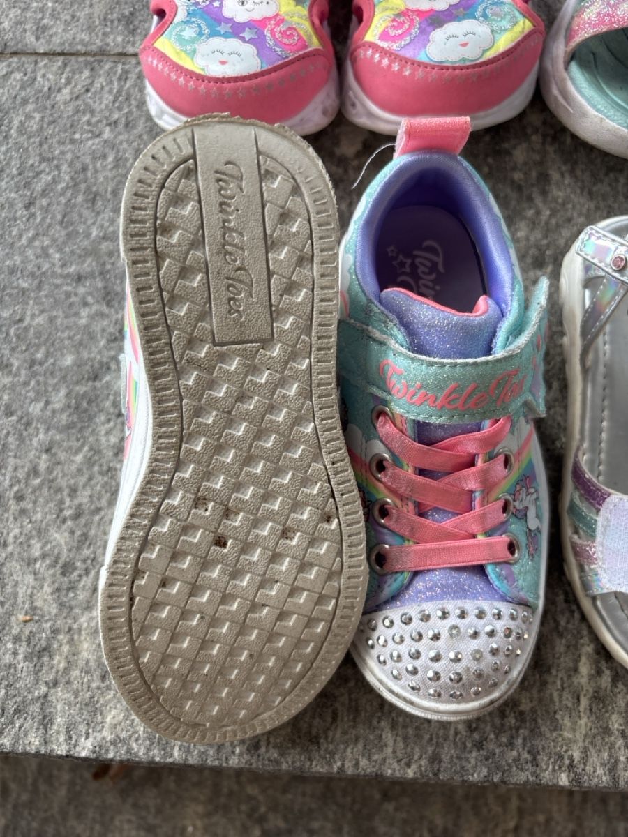 Skechers Chaussures filles: Mädchen Sandalen und Schuhe 4 Paar – D'occasion à Lupsingen par Aloha_21 1