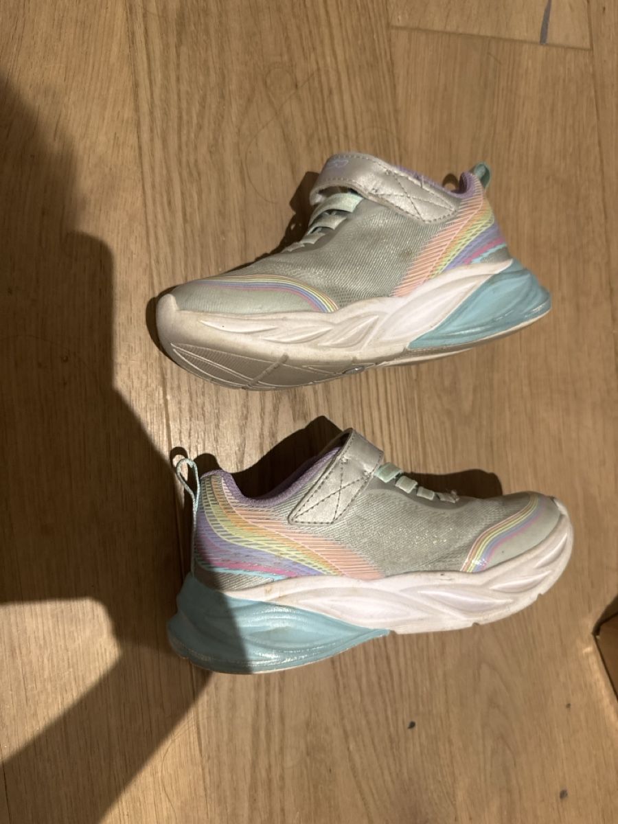Skechers Chaussures filles: Skechers Lights Trainers Size EU 28  – D'occasion à Zug par axx3l 1