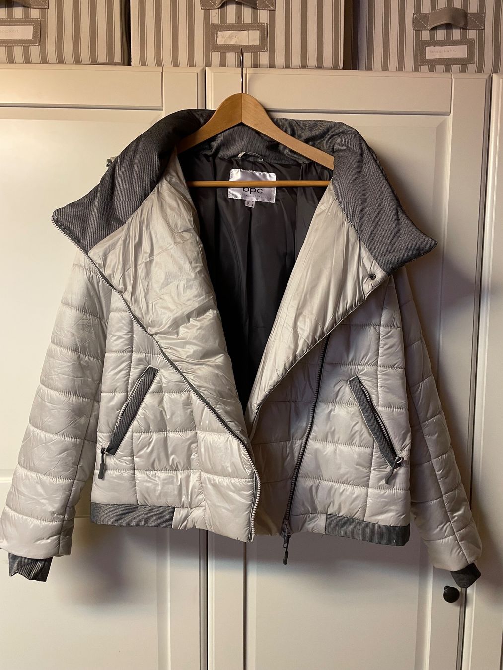 Vestes: Bpc Steppjacke hellgrau Grösse 40 neuwertig – D'occasion à Adlikon b.Regensdf par SimoneO01