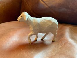 Huggler Brienz, Schaf schreitend, Holz, Krippenfigur