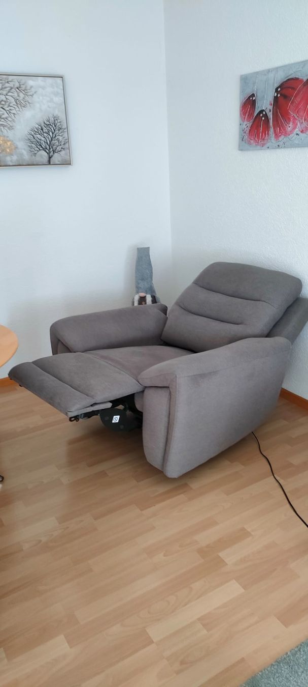 Fauteuils: Grauer Relaxsessel mit Motor – D'occasion à Münchenbuchsee par Ruth0 2
