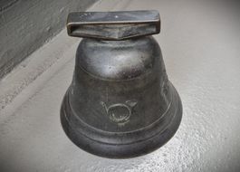alte Glocke mit Posthorn (PTT?)