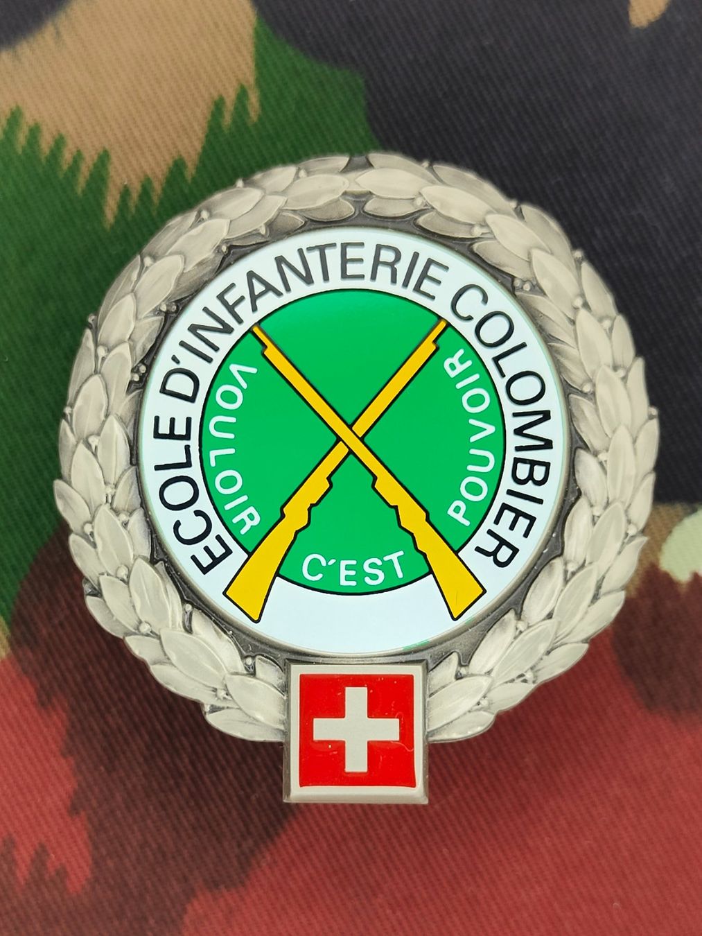 Schweizer Armee Placchette & Badge: Béretemblem Infanterieschulen Colombier, neu – Nuovo (secondo la descrizione) da Bauma venduto da SwissMilitaria