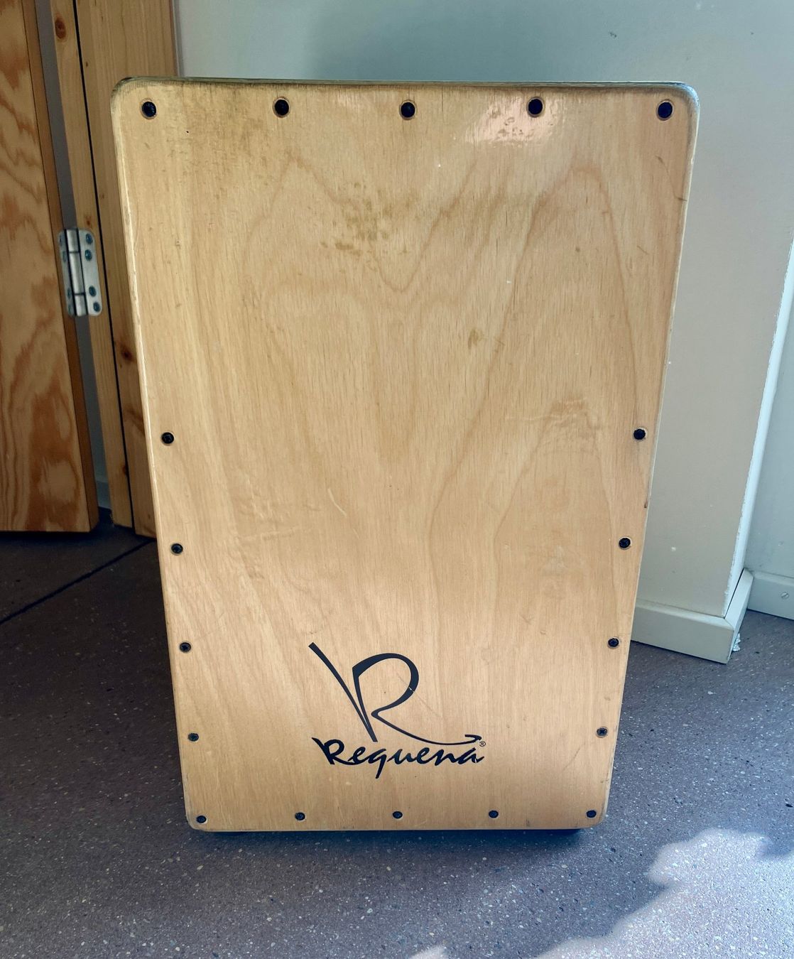 Strumenti musicali: Cajon der Marke REQUENA – Usato da Wettingen venduto da Chancletero