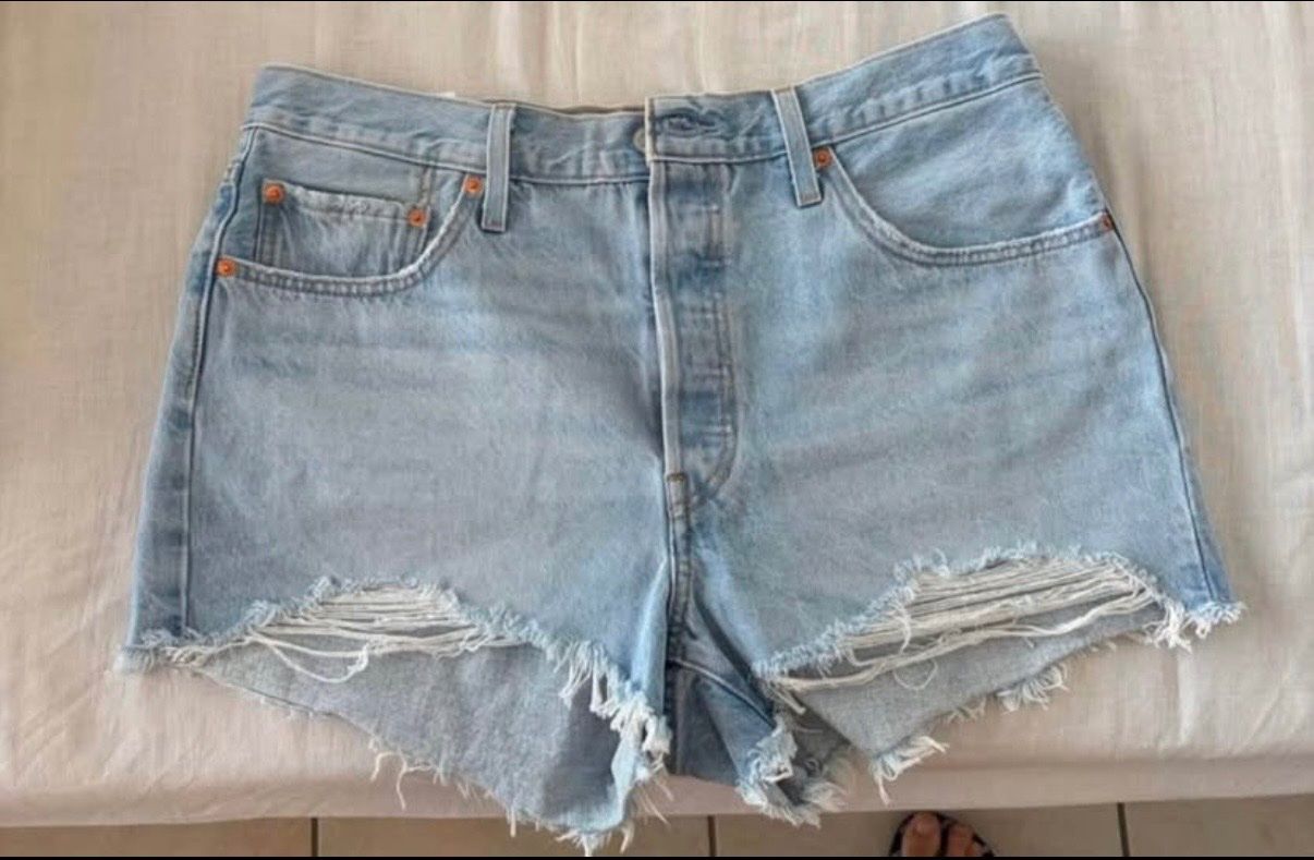Jeans: Shorts Levi's donna – Nuovo (secondo la descrizione) da Payerne venduto da Petite-vendeuse 1