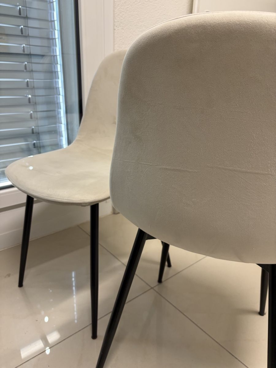 Ikea Chaises: CHAIRS 2 Stk.Esszimmerstühle hellgrau Veloursstoff – D'occasion à Basel par den_5kvn 2