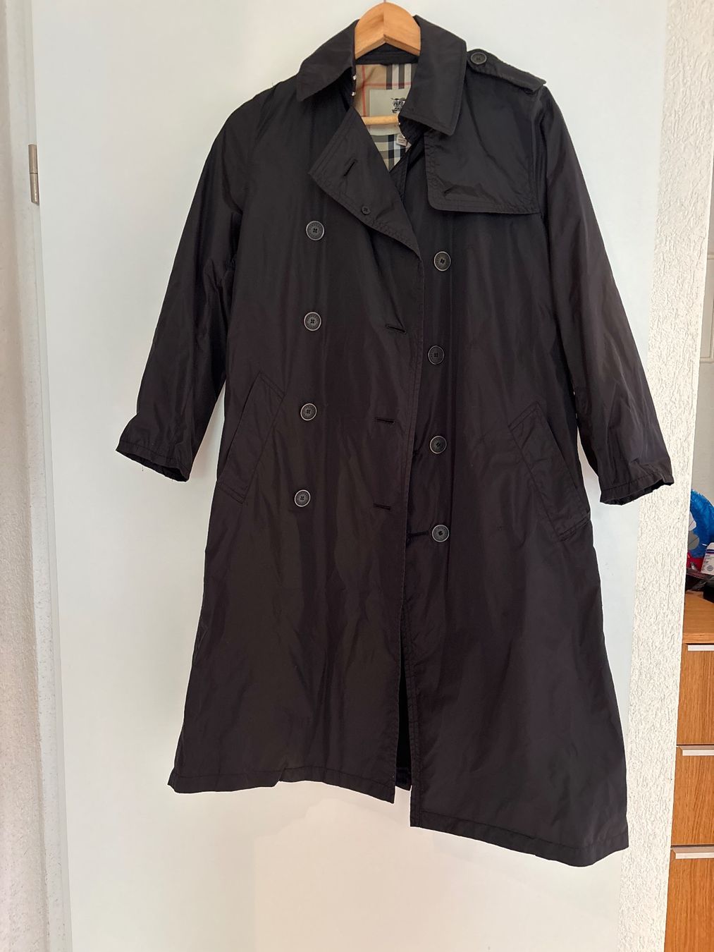 Burberry Cappotti: Schwarzer Burberry Trenchcoat, Grösse S – Usato da Suhr venduto da star033