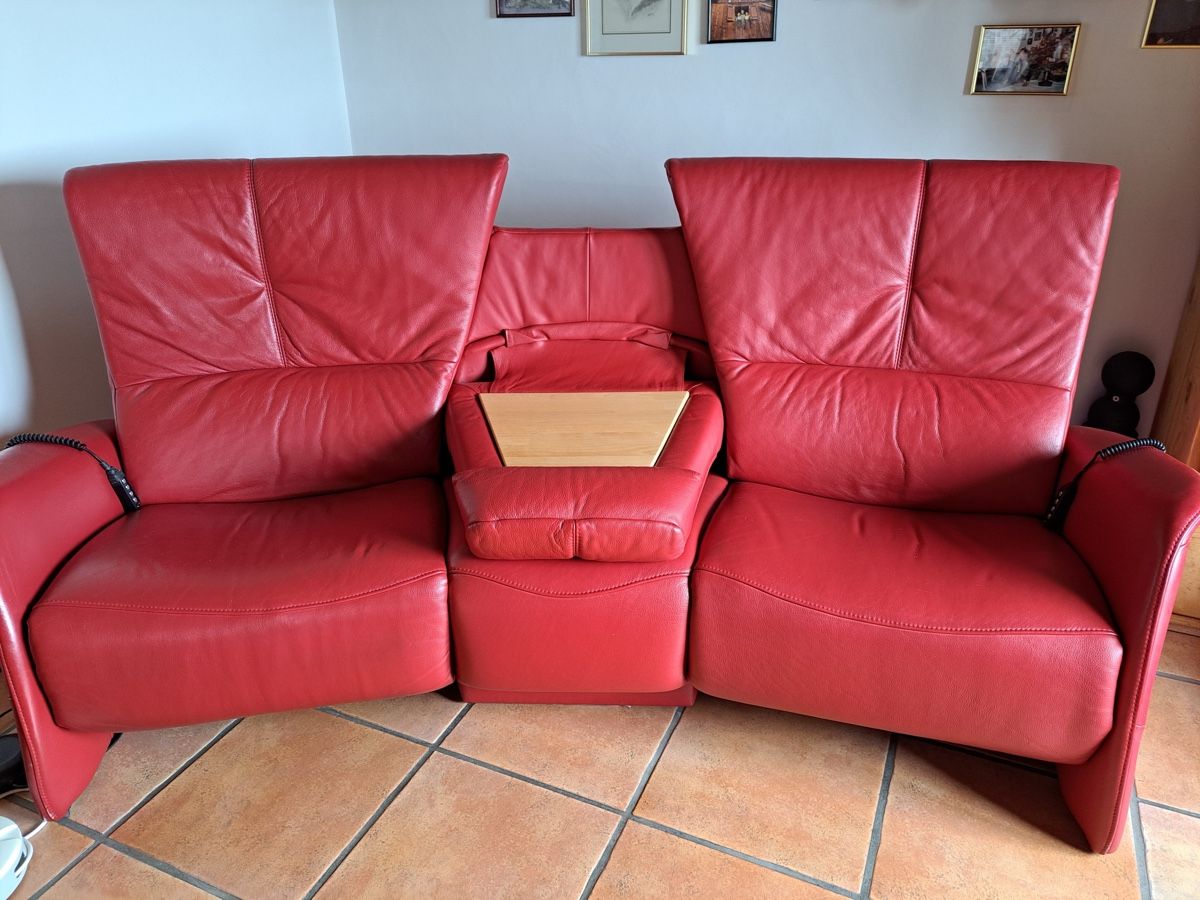 Divani: Rotes Ledersofa mit Relaxfunktion und integriertem Tisch – Usato da Brugg AG venduto da Huj11