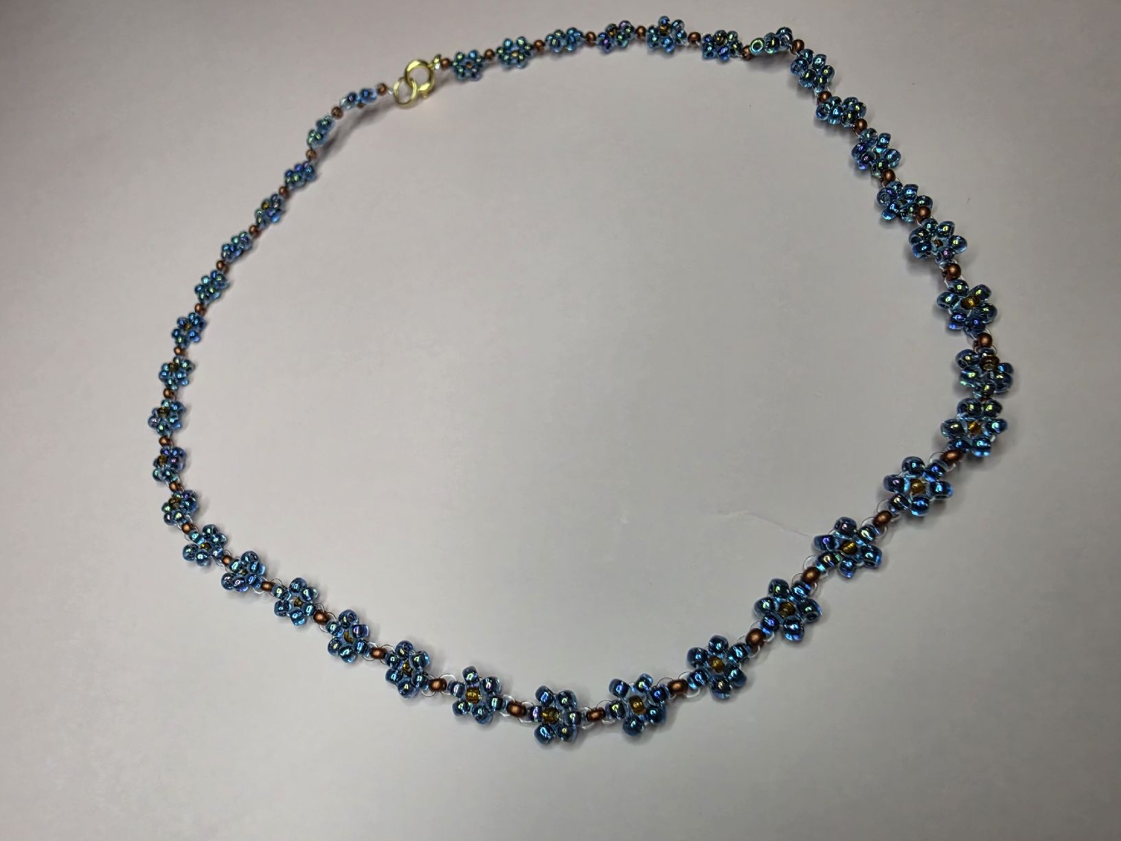 Ketten: Halskette mit Blumenmuster blau handgefertigt  – Gebraucht aus Bühler von MalinaBrocki