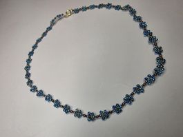 Halskette mit Blumenmuster blau handgefertigt 