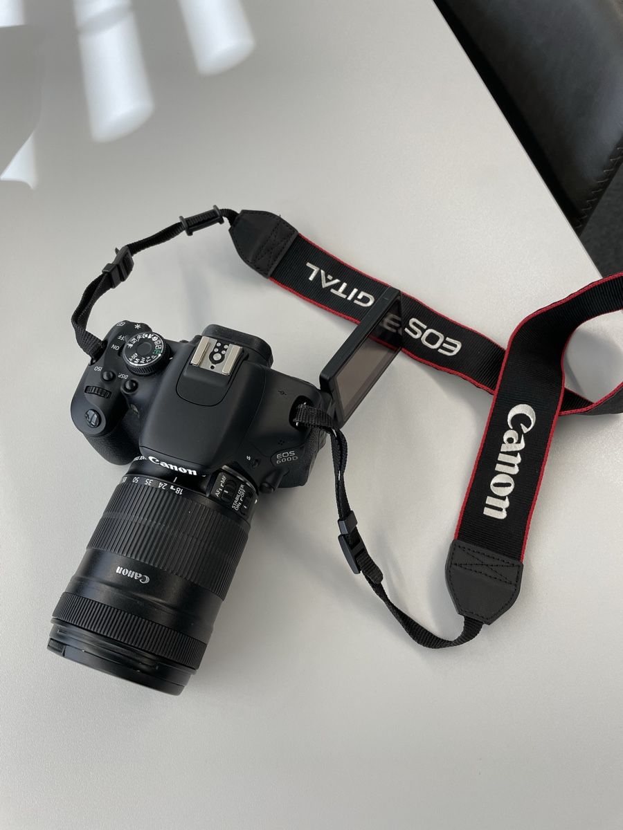 Canon Appareil photo: Spiegelreflexkamera Canon EOS 600D Objektiv Blitz Tasche – D'occasion à Frick par ive_6w85 1