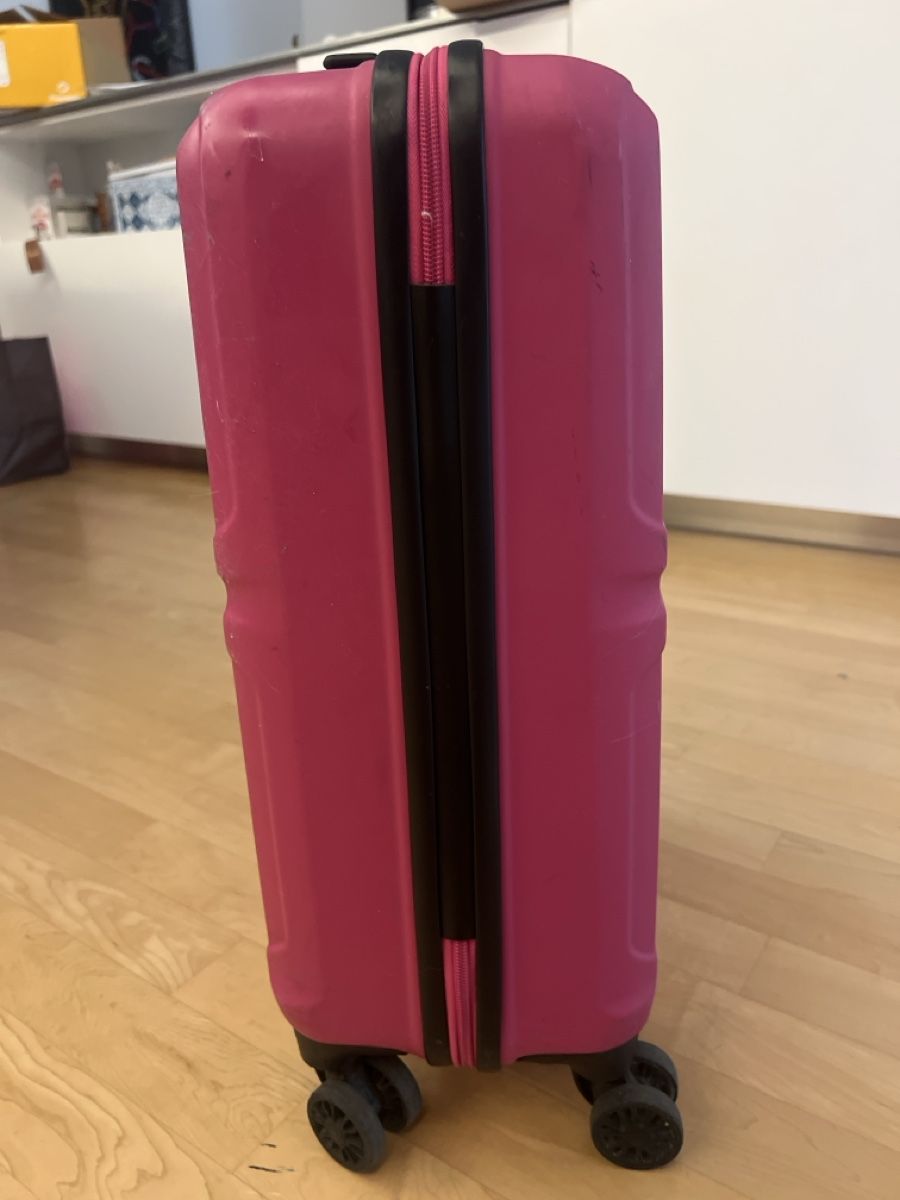 Valigie: Kleinerer Hard Shell Koffer in Pink – Usato da Wädenswil venduto da mic_rg7y 3