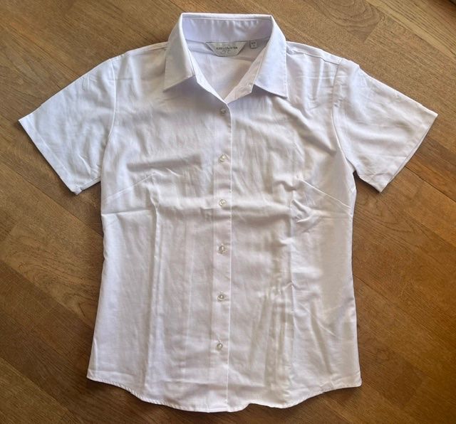 Blusen: Klassische Kurzarm-Bluse weiss – Gebraucht aus Steinmaur von Dyleila