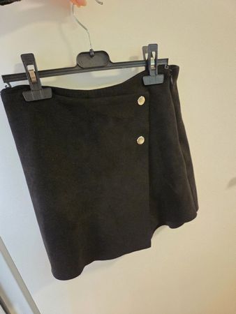 Rock schwarz, mit Knöpfen in Wildlederoptik, Grösse S, Zara