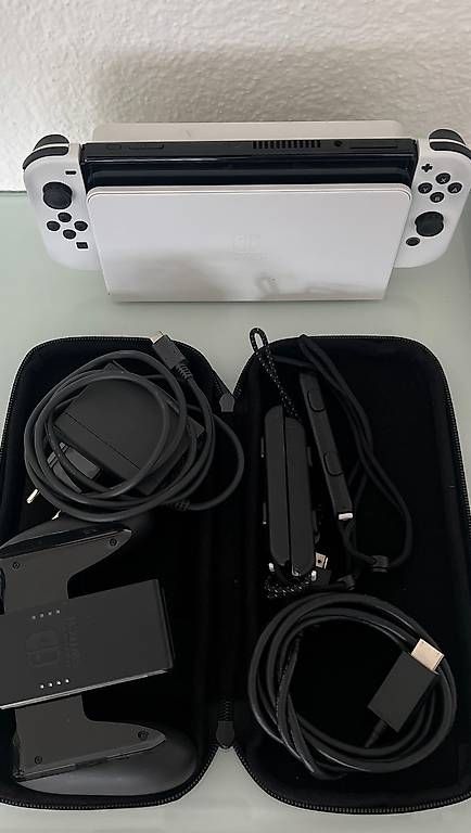 Nintendo Console: Nintendo Switch OLED inkl. Tasche – Usato da Beromünster venduto da Ardian.Ganija 1