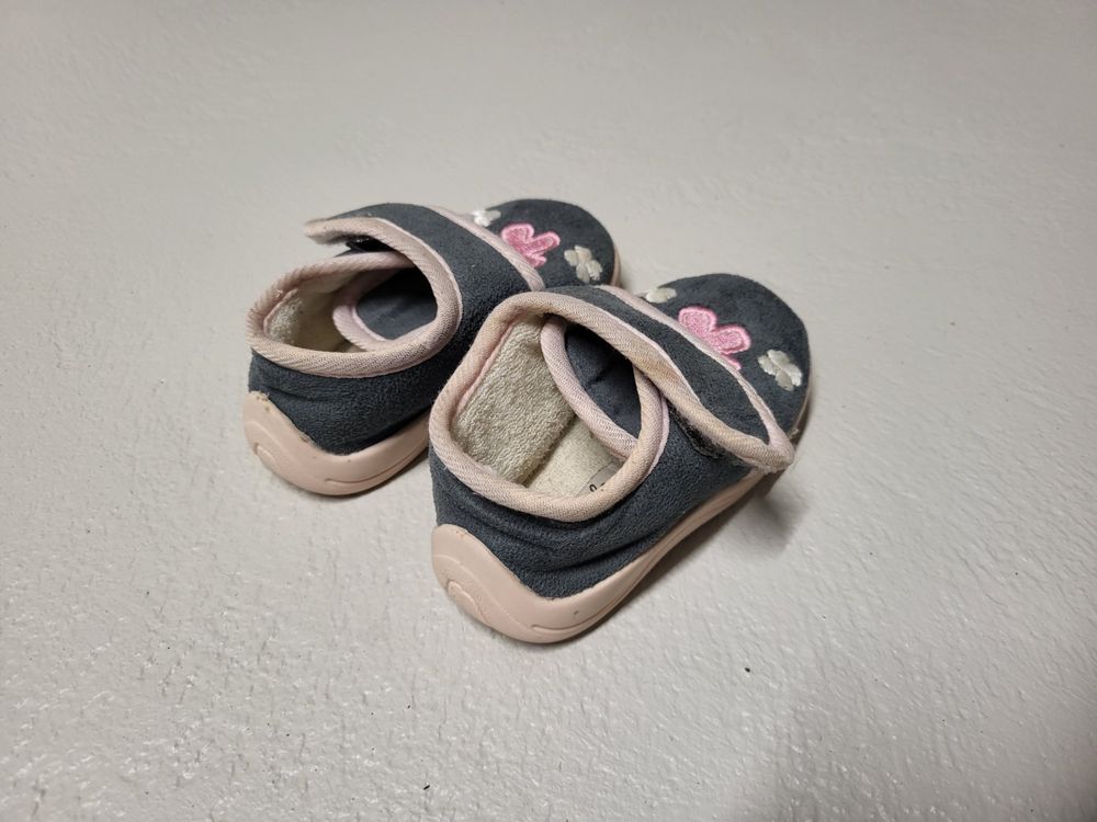 Chaussures filles: Graublaue Hausschuhe Grösse 21 - ***TOP-ANGEBOT*** – D'occasion à Hefenhofen par Ramon85 4