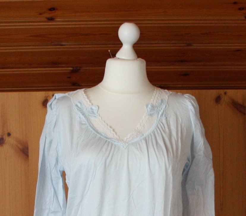 Negligees & Pigiami: Nachthemd mit hübscher Spitze CALIDA hellblau Gr. M – Difettoso da Flüelen venduto da Diversicum-Vintage 2