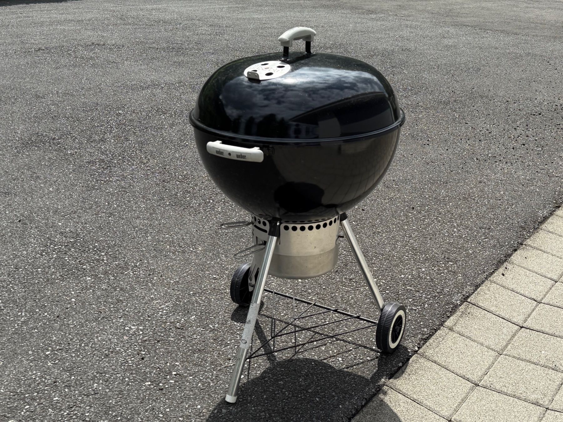 Weber Griglie: Barbecue au charbon Weber 57 cm – Usato da St-Gingolph venduto da GoldenKeys 2