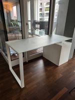 Büro mit integriertem Möbel (zweiseitig mit Schubläden).