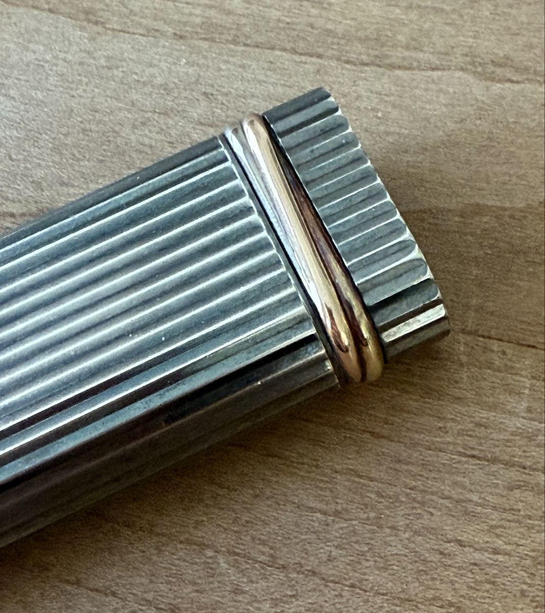 Cartier Accendini: Original Oval Ribbed Cartier Trinity Feuerzeug – Usato da Embrach venduto da watchesandlighters 6