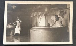 Käseherstellung ,Käsen‘ vom Hand, Fotokarte ca. 1920