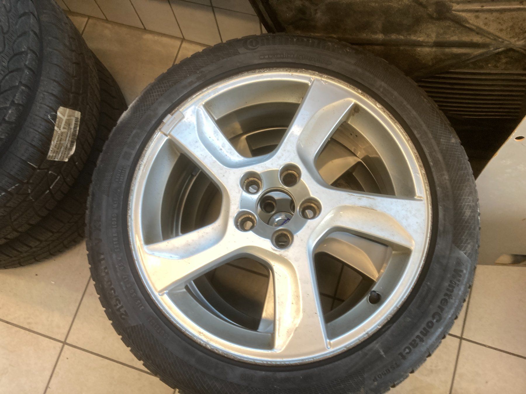 Volvo Pneus & Kompletträder: Volvo V60 Winterräder 215/50R17 – Gebraucht aus Cham von WB2223 2
