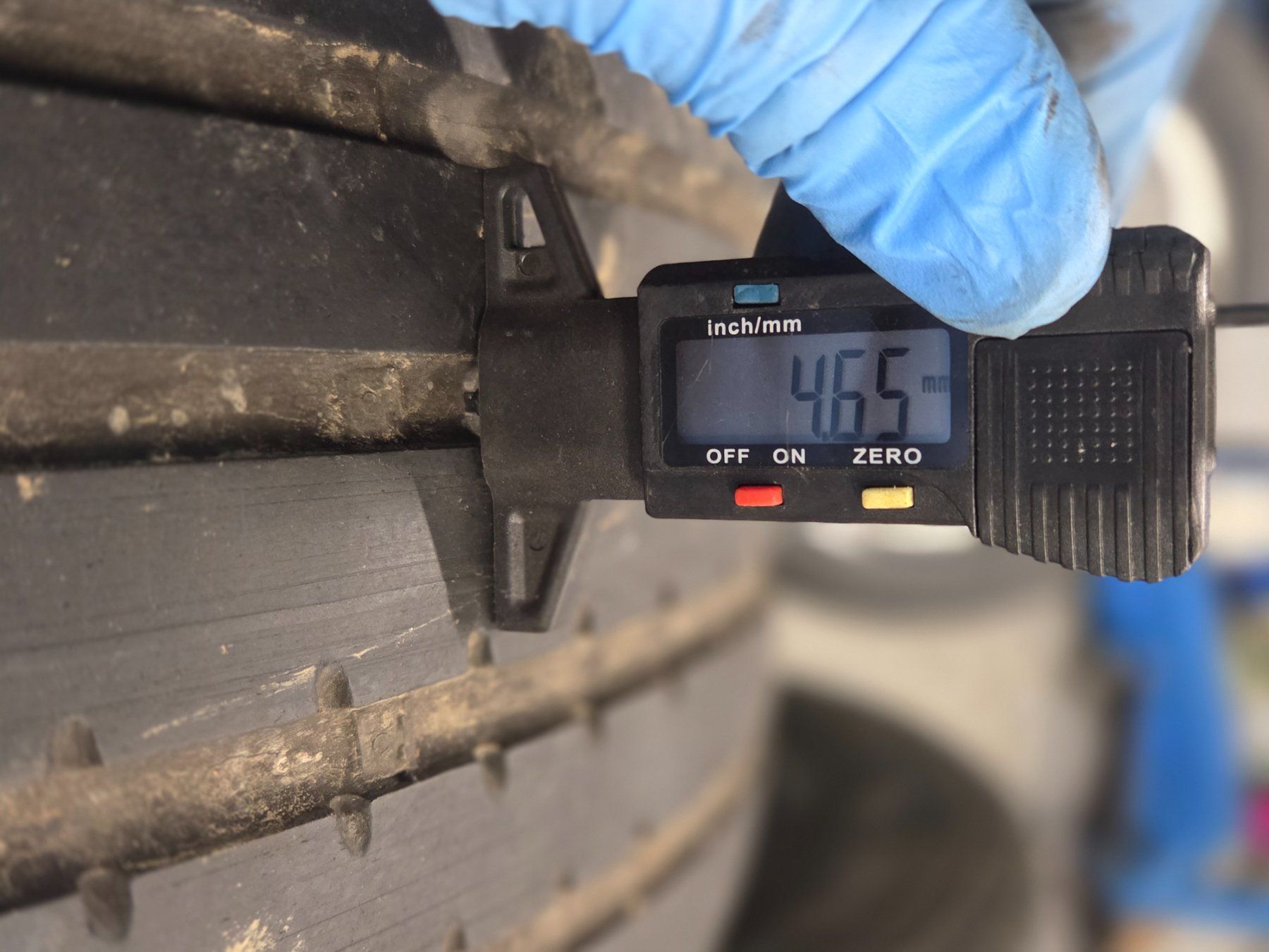 Pneus & Kompletträder: 235 / 55 R 17   99W – Gebraucht aus Fischbach-Göslikon von Emanuel.Bardhi 1