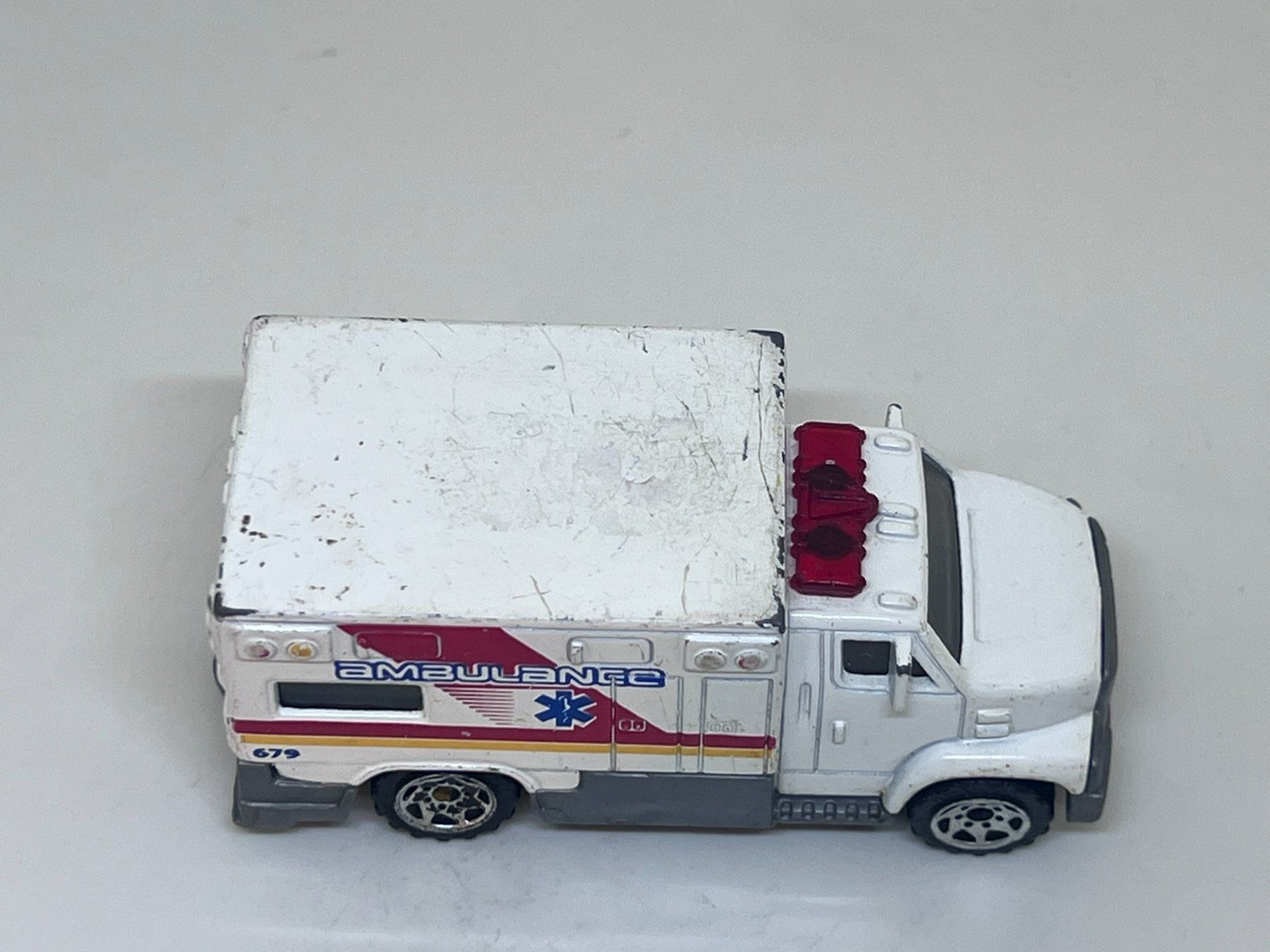 Matchbox Modellini d'auto: Matchbox Ambulance #24 – Usato da Wildegg venduto da LaaBoutique 1