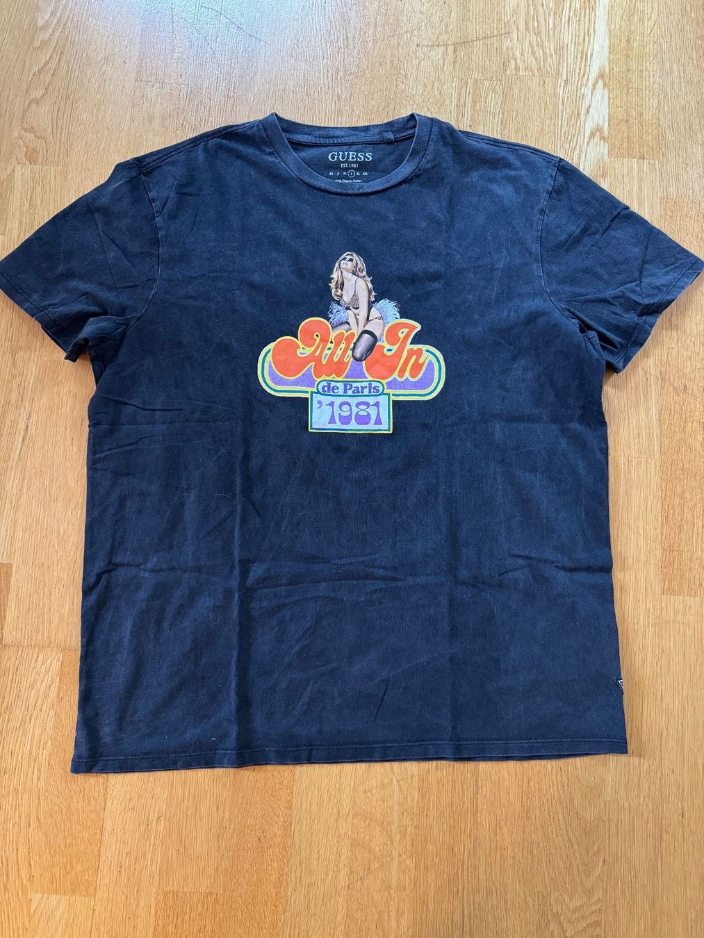 Guess T-Shirts: T-Shirt der Marke GUESS – Gebraucht aus Spiez von HomeShoppingSpiez