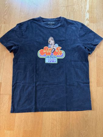 T-Shirt der Marke GUESS