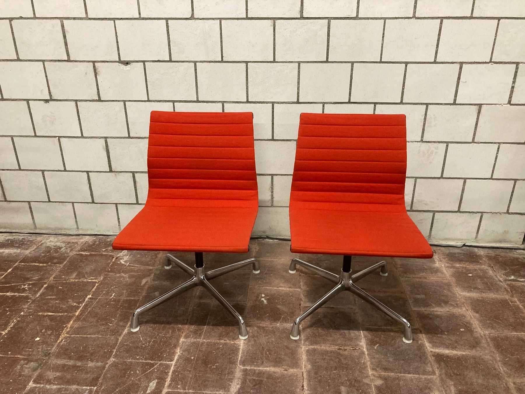 Vitra Stühle: Vitra Eames Alu Chairs EA 105, Hopsack rot – Gebraucht aus Bern von Solid 5