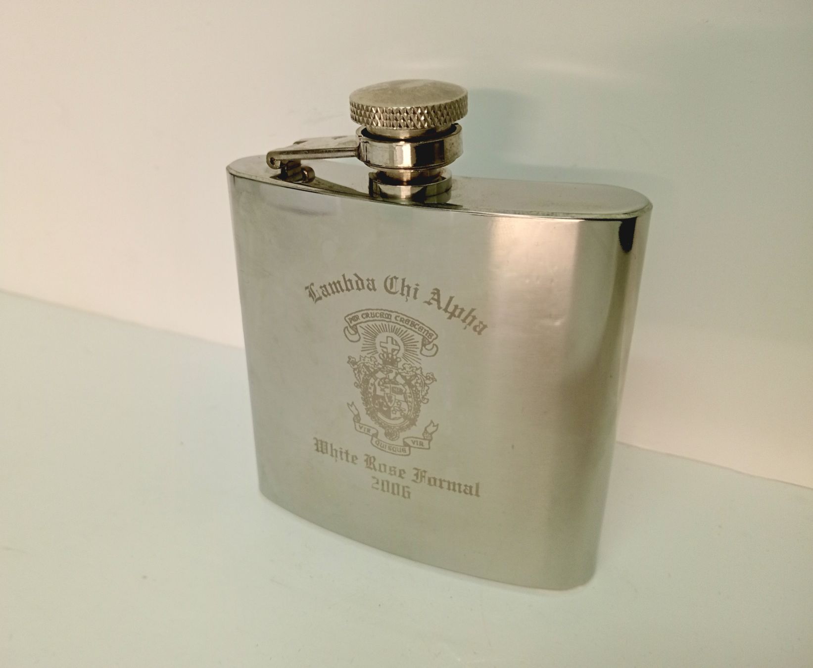 Altro: Lambda Chi Alpha Vintage Flachmann White Rose Formal 2006 – Usato da Allschwil venduto da Evgeniia78 1