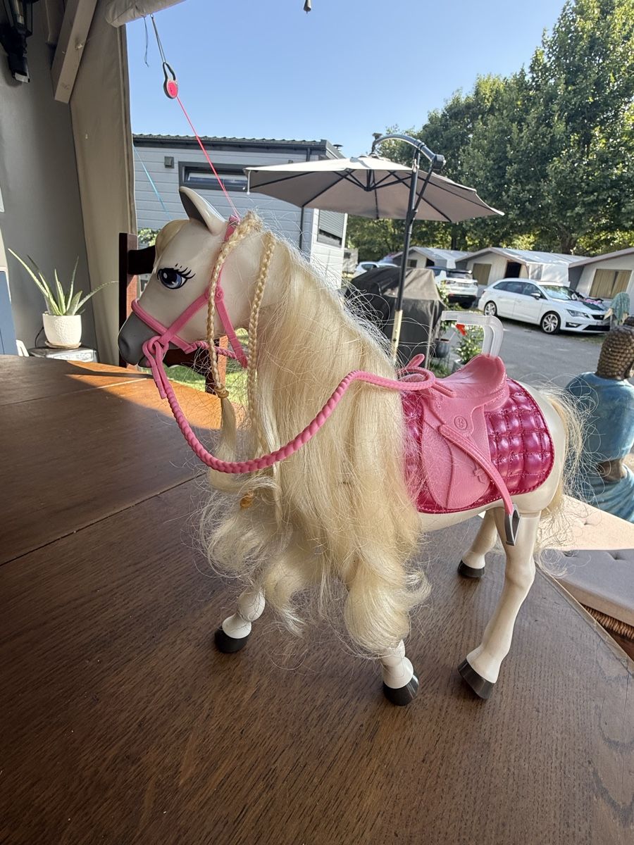 Jouets: Cheval blanc Barbie  – D'occasion à Lausanne par Doudoutze 1
