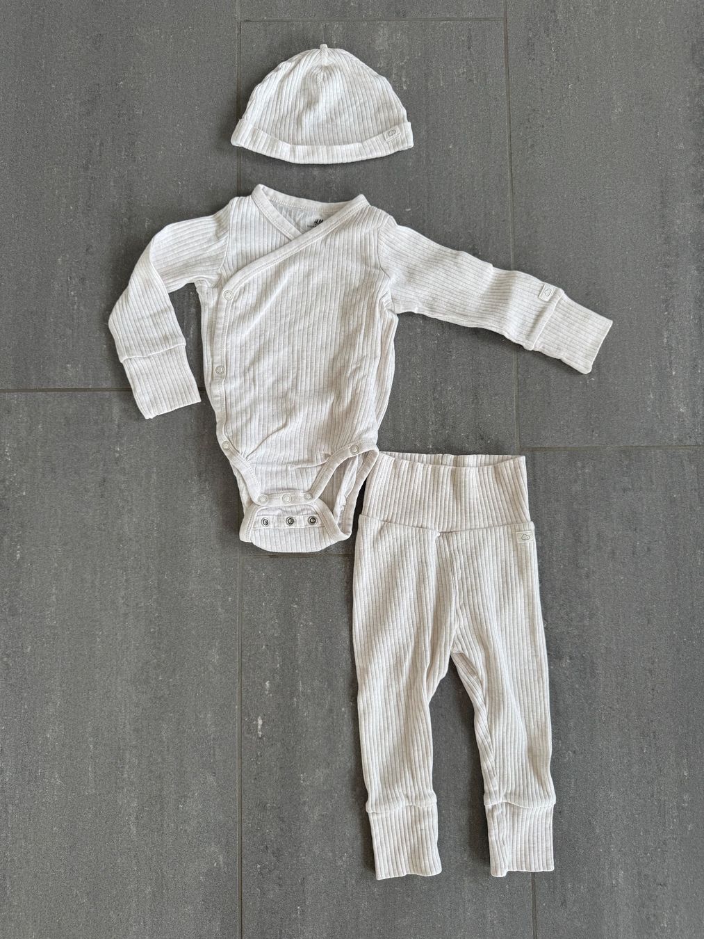 H&M Lotti di vestiti: Mitwachsendes, neutrales Baby-Set, Grösse 74 – Usato da Volketswil venduto da mei_myy5