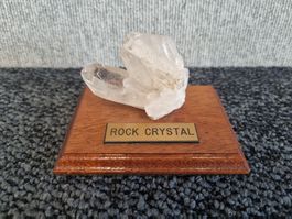 Bergkristall auf Holzsockel, Höhe 5 cm