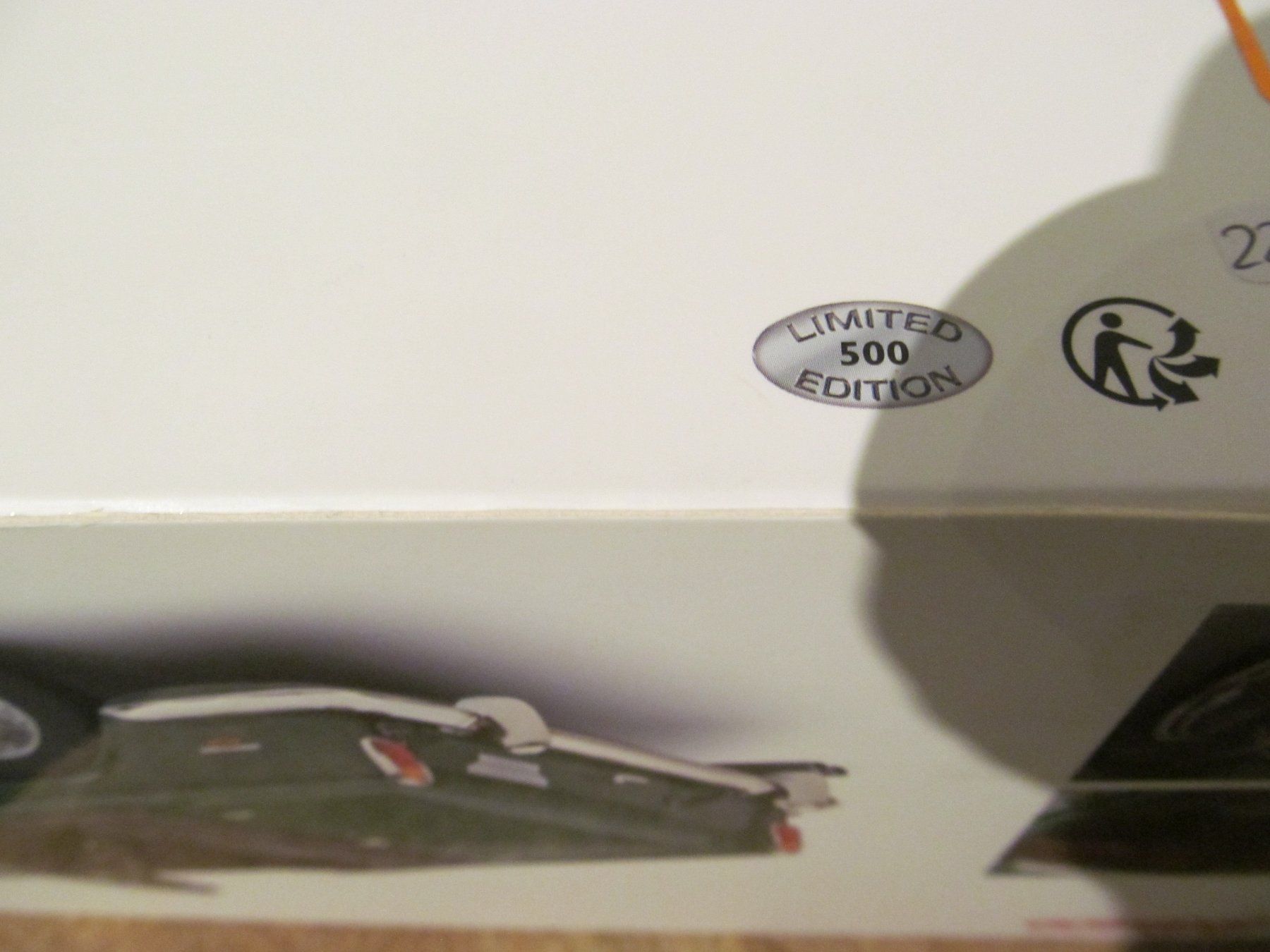 Triumph Modellini d'auto: TRIUMPH TR250  SCHUCO  RESIN 1:18 – Nuovo e nell'imballaggio originale da Grueningen venduto da malamut56 2