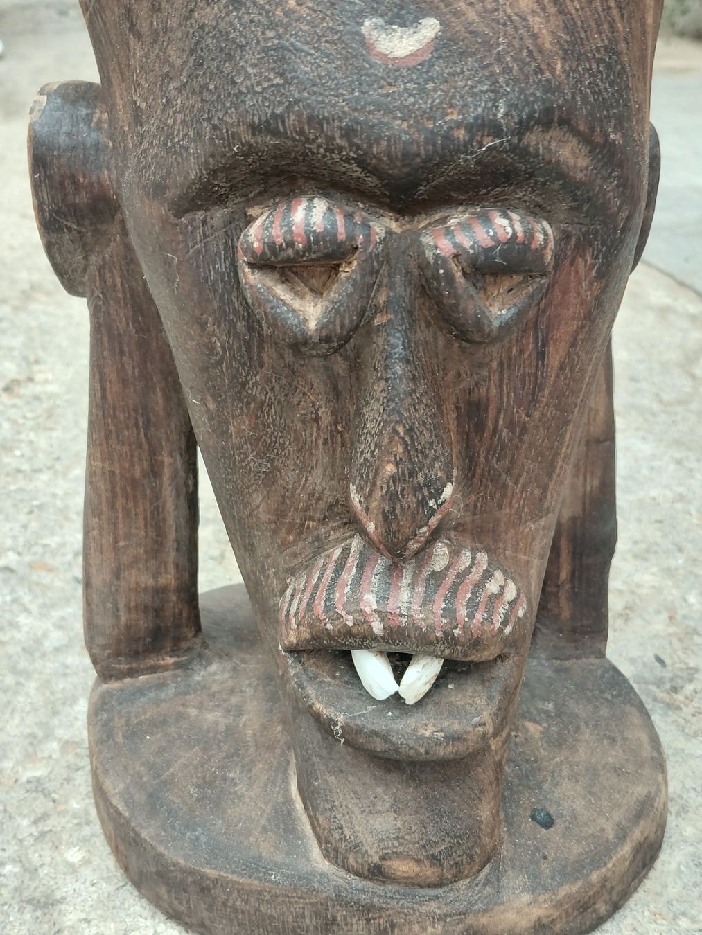 Skulpturen & Statuen: Afrikanischer Holzsockel mit Gesicht – Gebraucht aus Ennetbühl von Marlon79 3