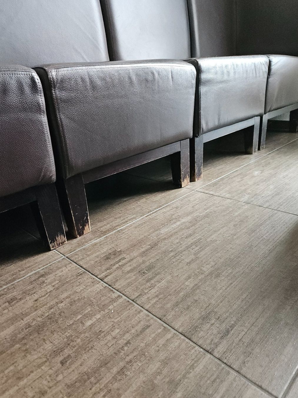 Divani: Lounge Sofa Polstermöbel Gastro Café Echtleder 10-teilig – Usato da Morschach venduto da Hanswi 4