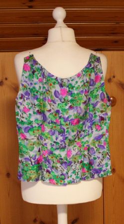 Bluse ohne Arm hellblau-violett-grün-cyclame Gr. M