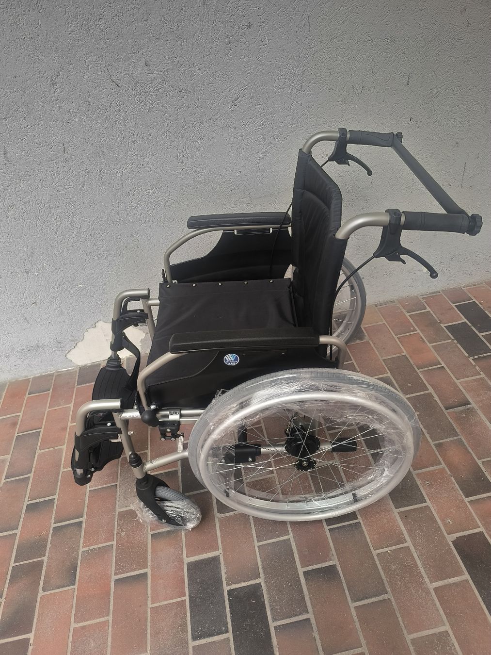 Sedie a rotelle: Rollstuhl V100 Sitzbreite 50cm NEU – Nuovo (secondo la descrizione) da Allschwil venduto da BezoBezo 4